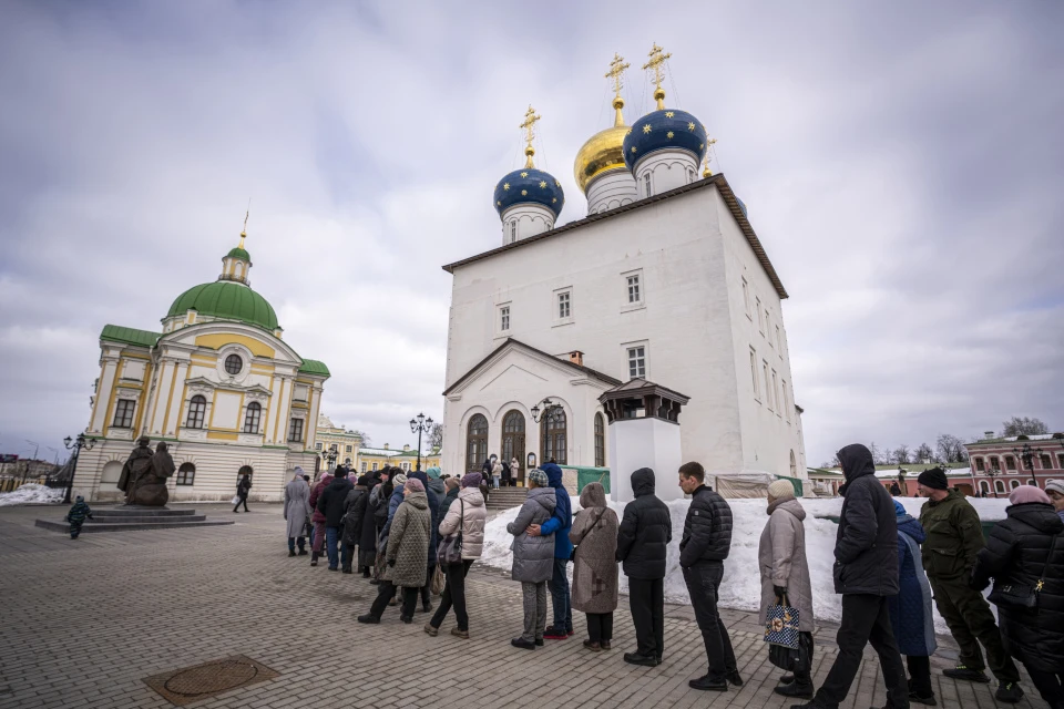 Люди стоят в очередях, чтобы помолиться и попросить чудотворца о самом сокровенном. Фото: vk.com/tvereparhia