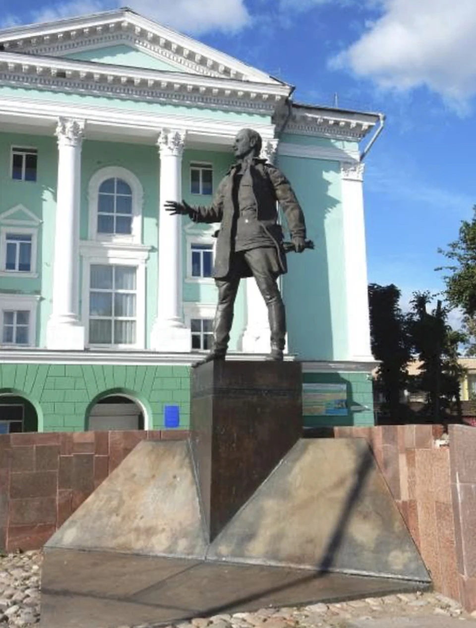 Памятник партийному деятелю Николаю Крыленко отреставрируют в Смоленске Фото: Администрация города Смоленска
