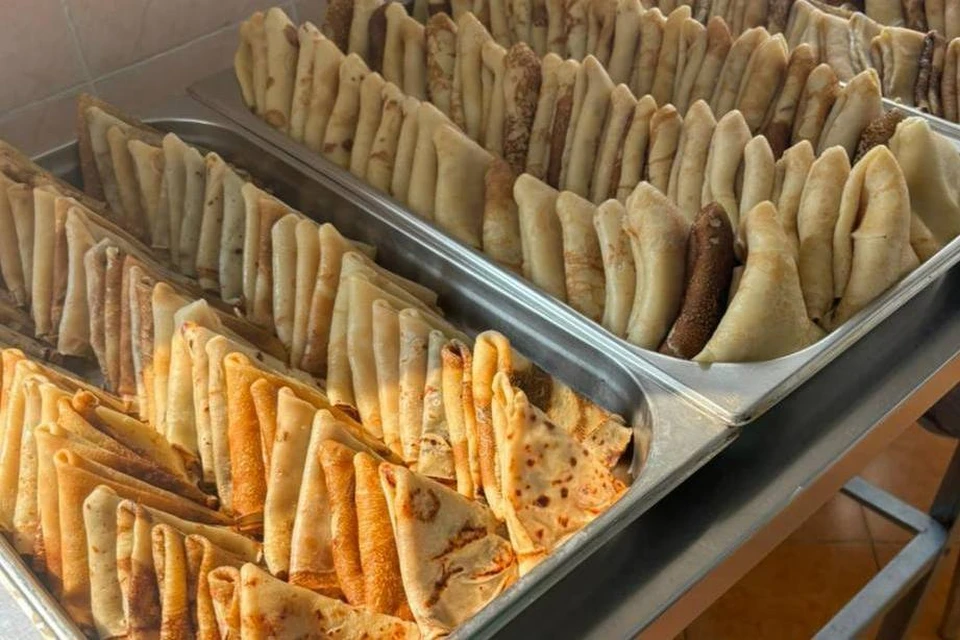 Женщин угостили вкусными блинами.