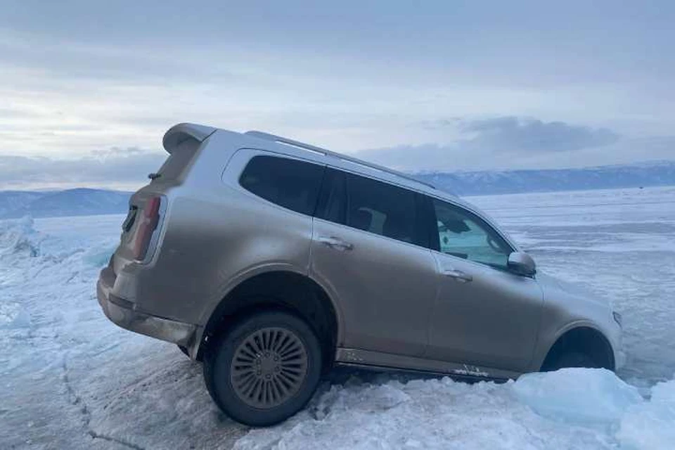 Автомобиль провалился под лед на Байкале около Ольхона. Фото: Байкальский поисково-спасательный отряд МЧС России.