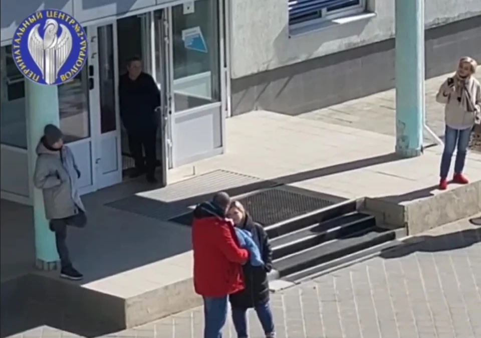 Папа организовал концерт при выписке супруги из роддома. Фото: ВОКПЦ №2.