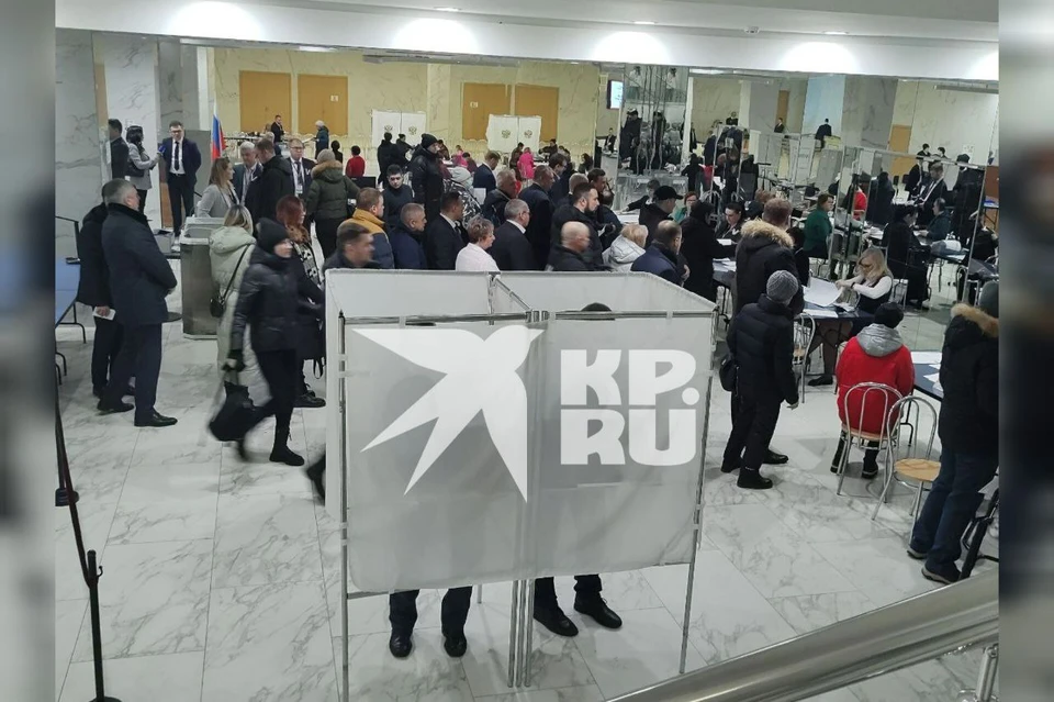 На участках с самого утра очень много людей