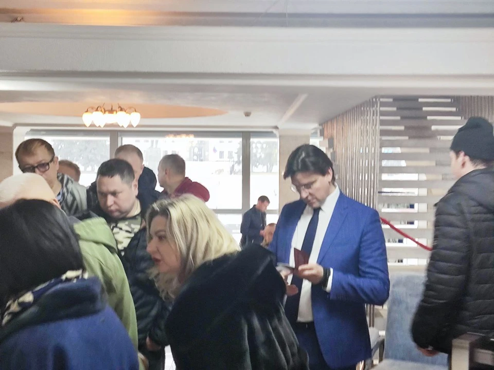 Министр культуры ЛНР Дмитрий Сидоров выстоял очередь, чтобы проголосовать