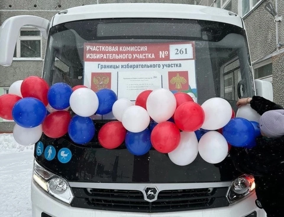 В Усинске избирательный участок, который должен был располагаться в стенах детского сада №24, перенесли в автобус. Фото: мэрия Усинска.