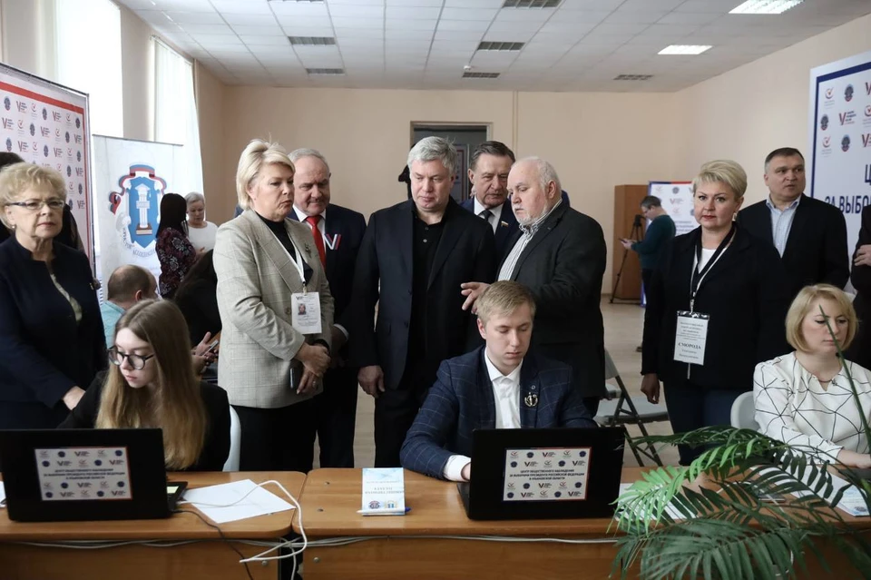 Губернатор Ульяновской области посмотрел, как в режиме онлайн наблюдают за выборами. Фото телеграм-канал Алексея Русских