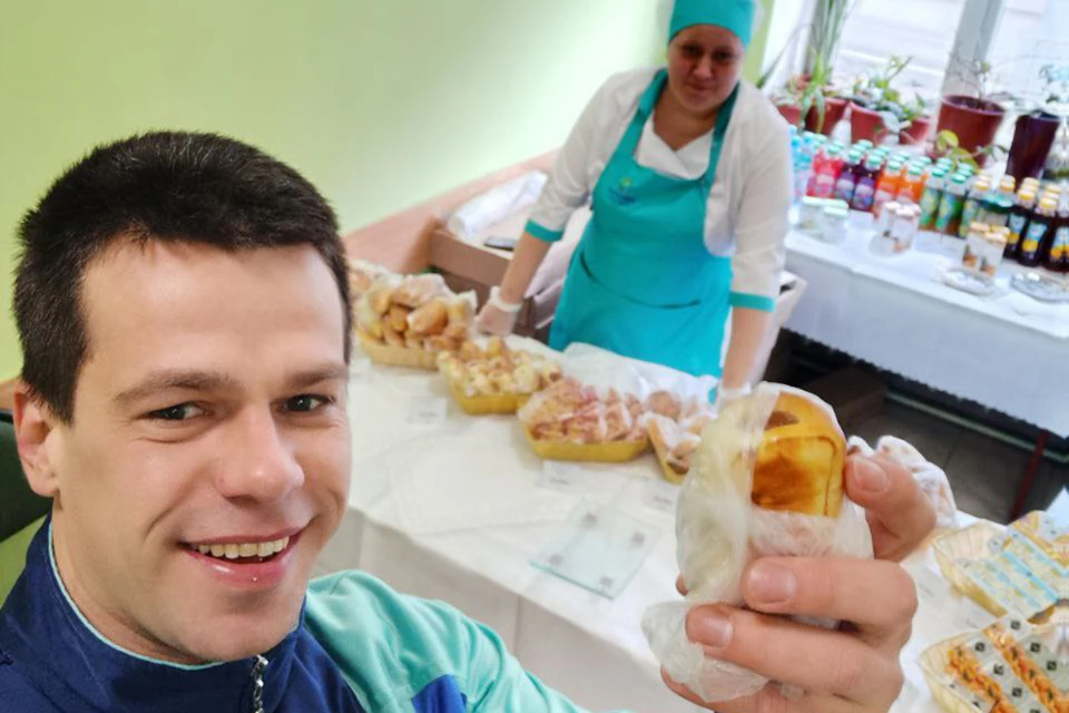 Житель Петербурга нашел самый вкусный пирожок на избирательных участках Фото: Ярослав Костров.