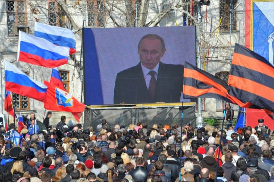 Севастопольцы смотрят обращение Владимира Путина на площади Нахимова 18 марта 2014 года. Фото: Архив «КП»