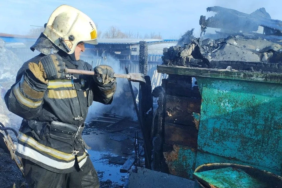В Новосибирске вспыхнул частный дом у Бугринского моста. Фото: ГУ МЧС по НСО