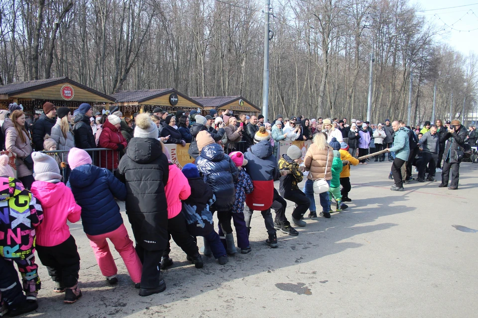На главной аллее парка прошли спортивные состязания.