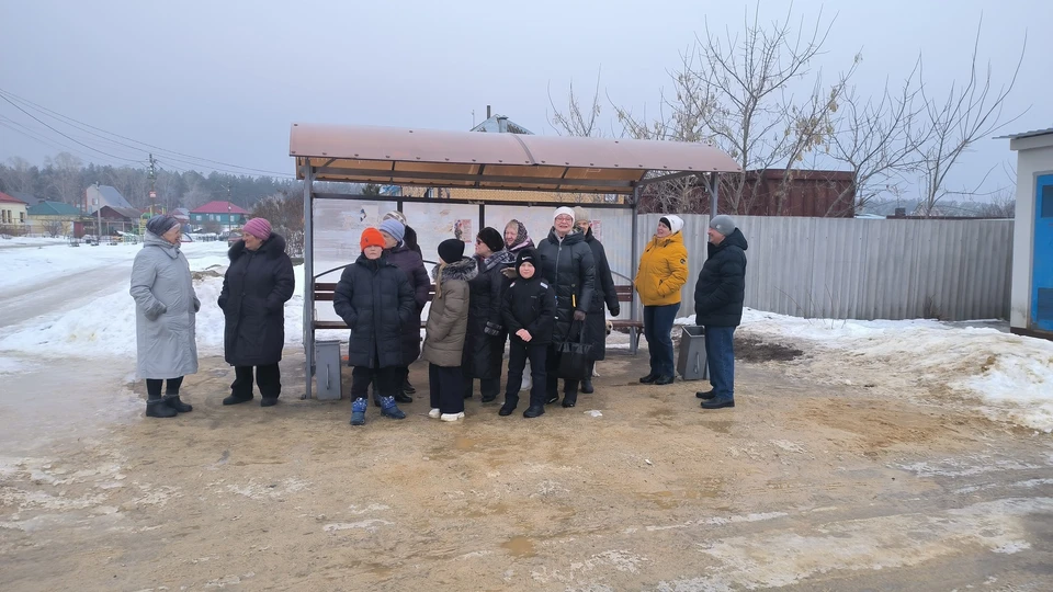 Жители Таврово ждут на этой остановке автобус очень долго.