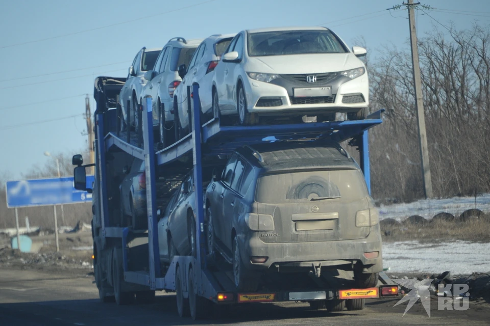Застрял автовоз под путепроводом на Южной окружной дороге в Рязани.