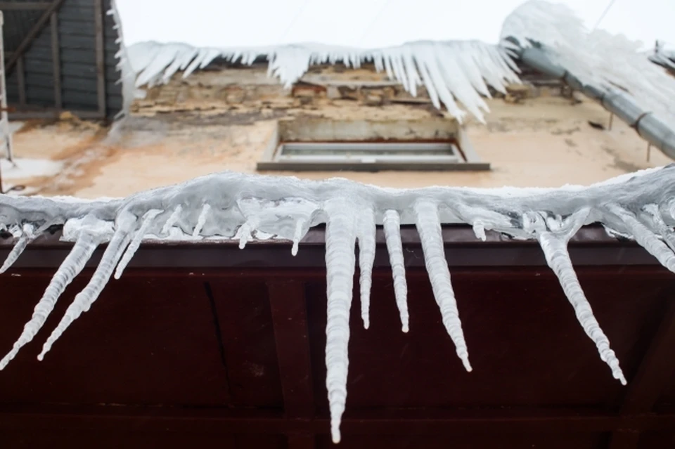 Жители Сыктывкара жалуются на глыбы снега и сосульки, свисающие с крыш домов