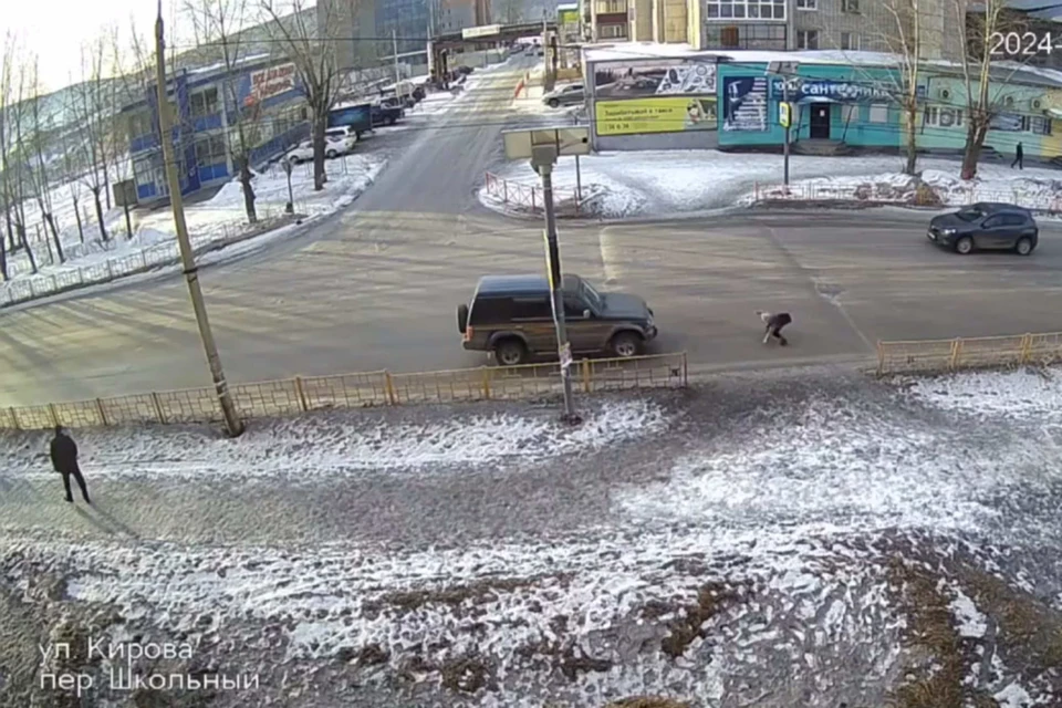 Водитель сбил первоклассницу на пешеходном переходе в Усть-Куте. Фото: камера видеонаблюдения