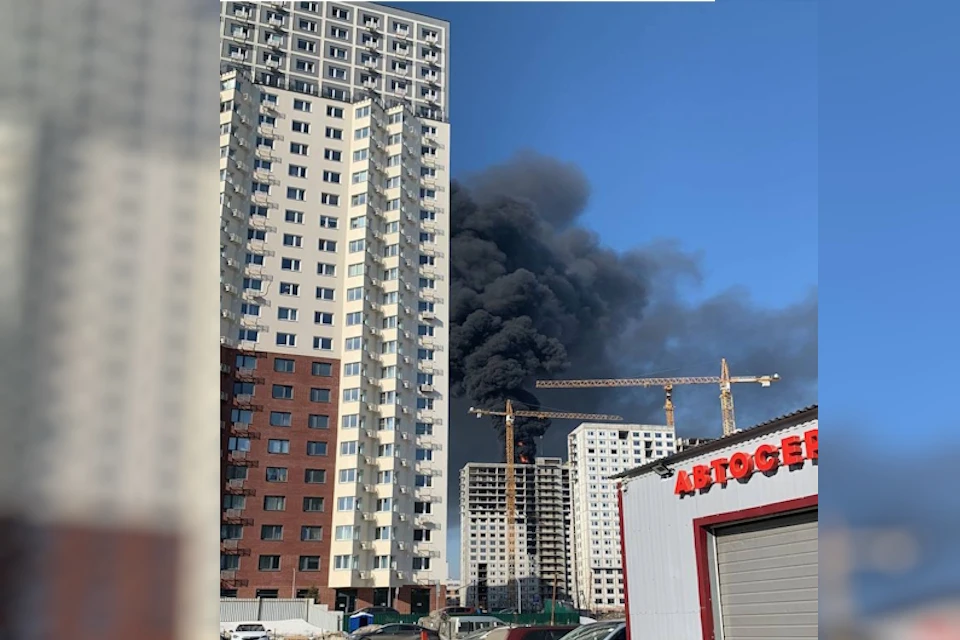 Несколько взрывов прогремели во время пожара в строящемся здании в Подмосковье Фото: очевидцы