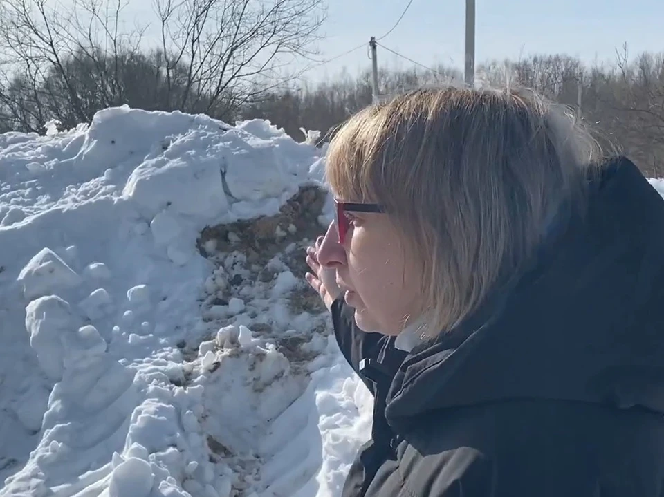 Ольга Салеева показывает место, где должна быть дорога. Кадр из видео, предоставленного региональным ОНФ.
