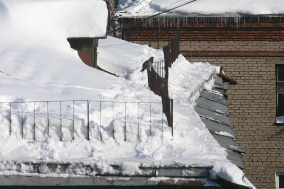 Кучи снега на крышах домов