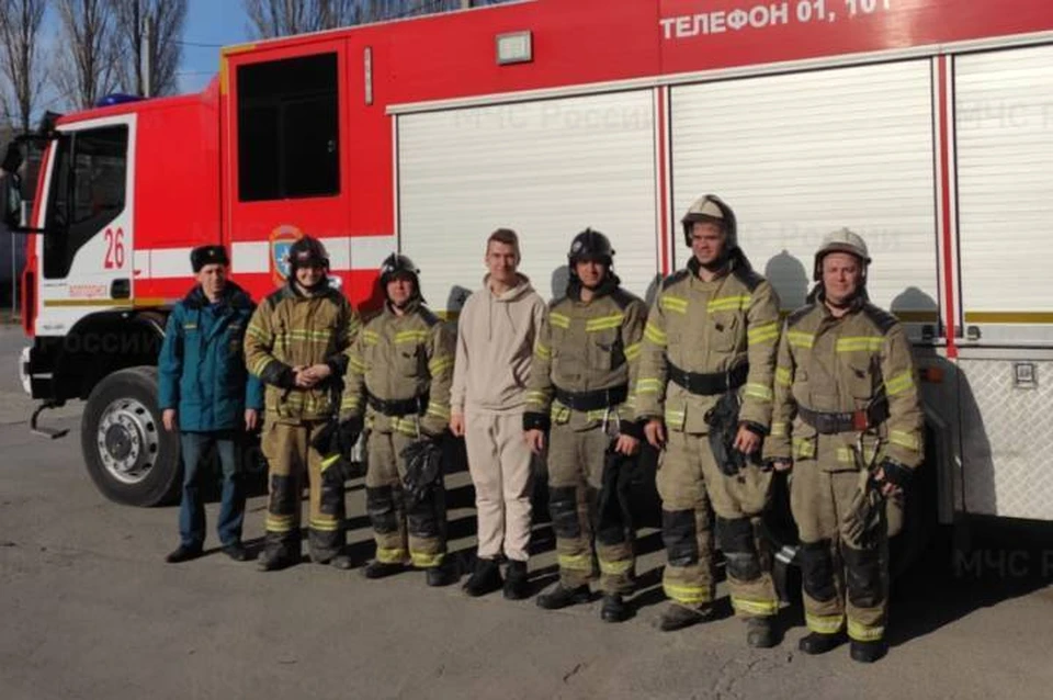 После спасения парня Даниила (на фото - в центре) пригласили работать в пожарную охрану. Фото: пресс-служба МЧС по РО
