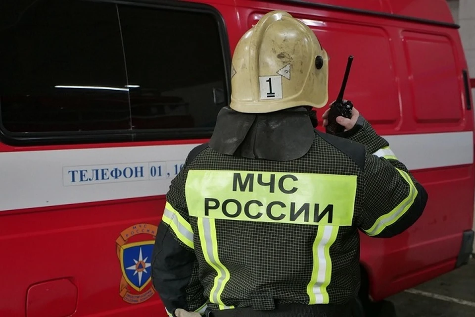 Экстренные службы работают на месте пожара на Куйбышевском НПЗ в Самаре 23 марта 2024