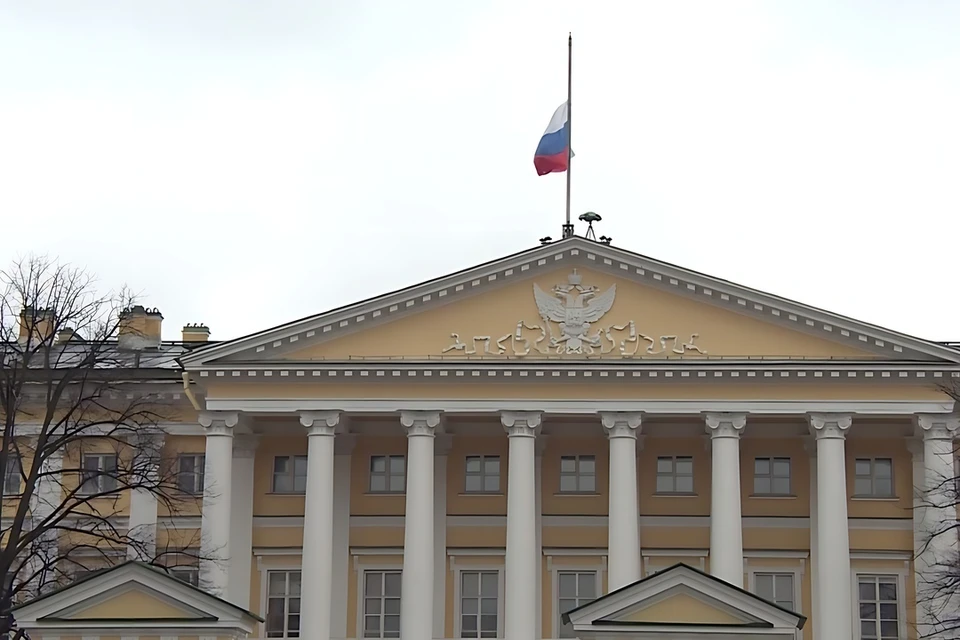 Госучреждения приспустили флаг в знак скорби по погибшим в теракте в Подмосковье. Фото: t.me/a_beglov