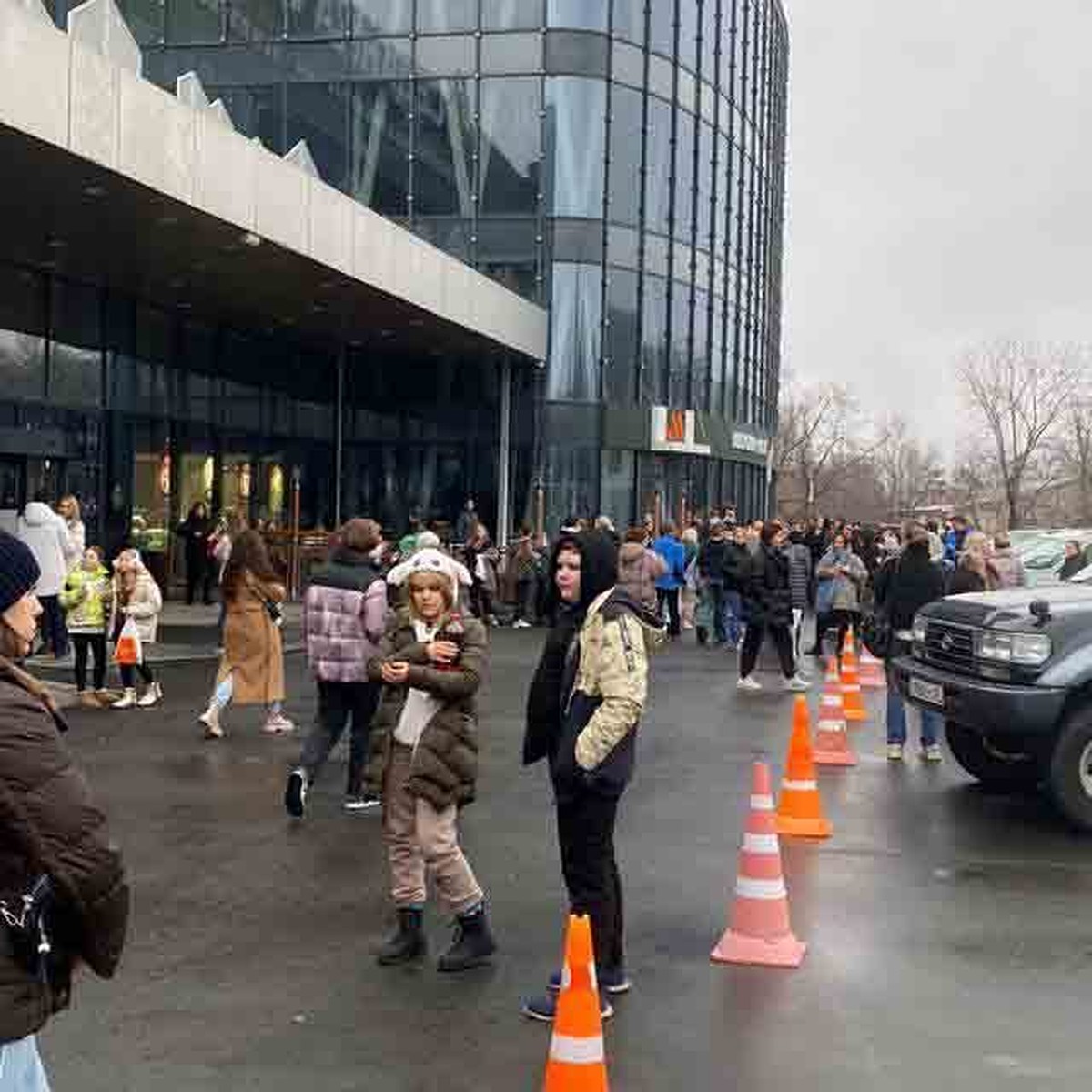 Люди выбегают в панике, двое задержаны: во Владивостоке эвакуируют  посетителей из популярного ТРК - KP.RU