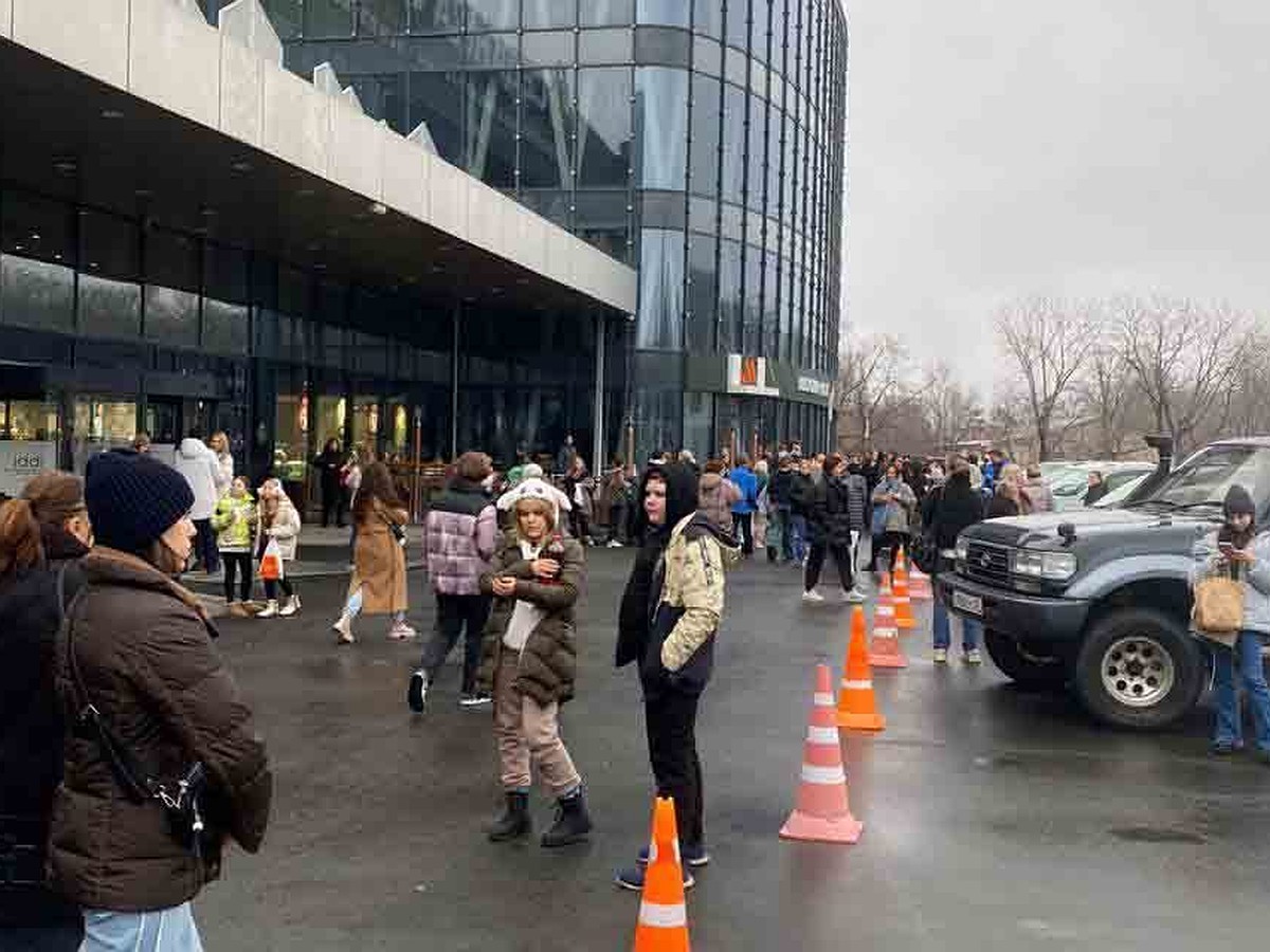 Люди выбегают в панике, двое задержаны: во Владивостоке эвакуируют  посетителей из популярного ТРК - KP.RU