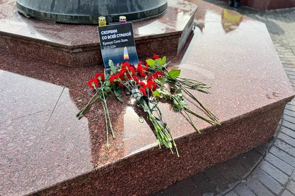 В настоящее время идет возложение цветов к мемориалу. Фото: администрация Вахитовского и Приволжского районов