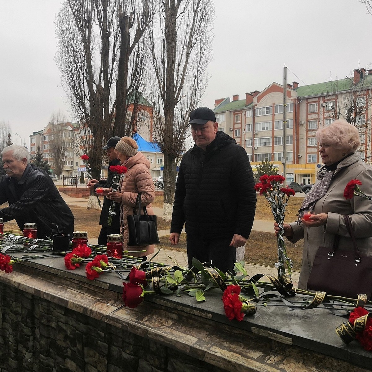 Живые цветы и билборды «Скорбим»: в Воронежской области люди идут к  стихийным мемориалам о жертвах теракта - KP.RU