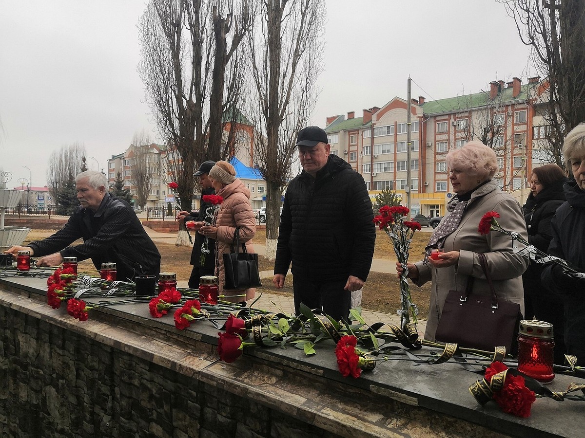 Живые цветы и билборды «Скорбим»: в Воронежской области люди идут к  стихийным мемориалам о жертвах теракта - KP.RU