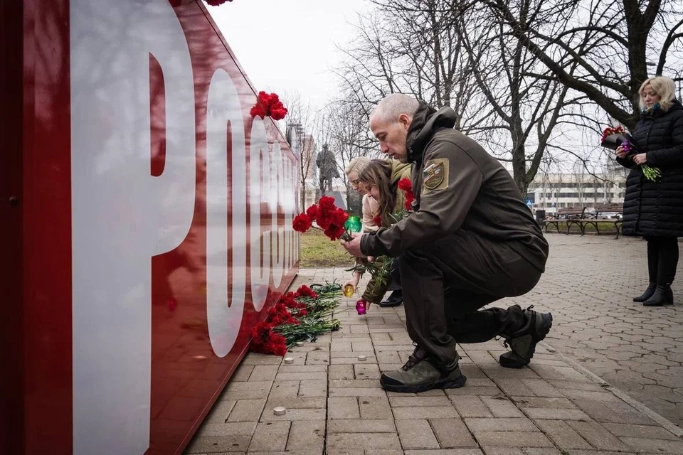 В Донецке жители непрерывным потоком несут цветы к стеле «Россия». Фото: ТГ/Каплянок