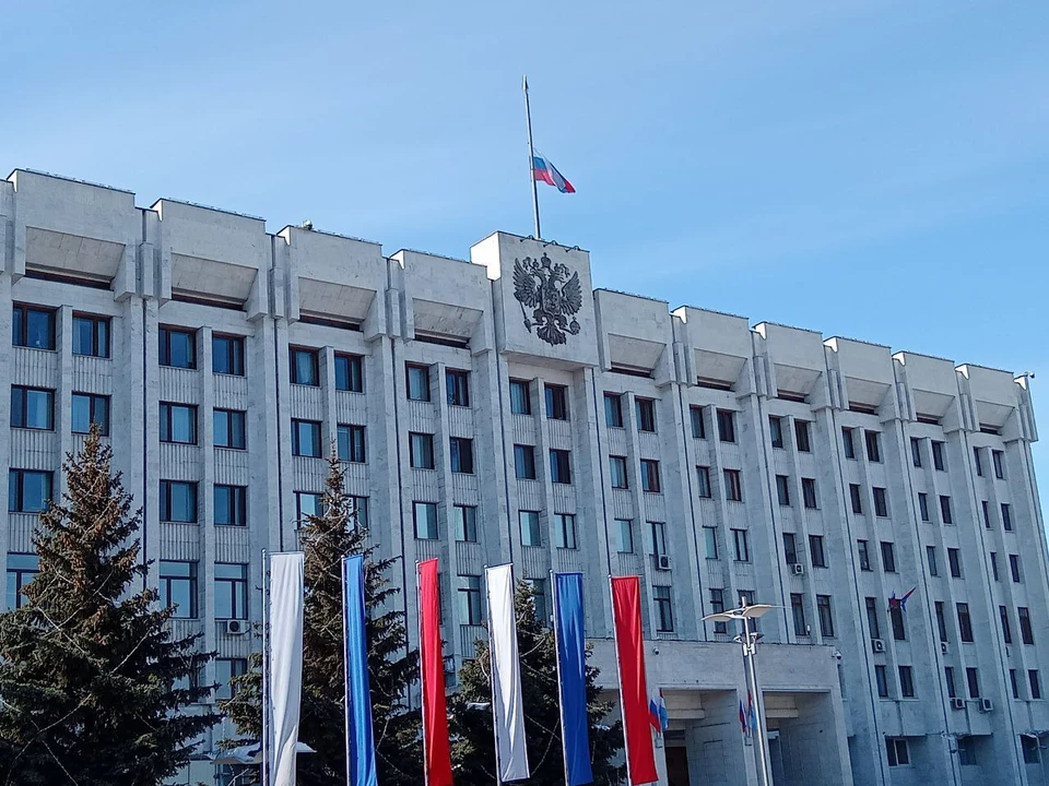 Госфлаг приспустили на здании правительства Самарской области