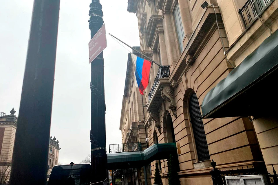 На здании генерального консульства приспущен государственный флаг.