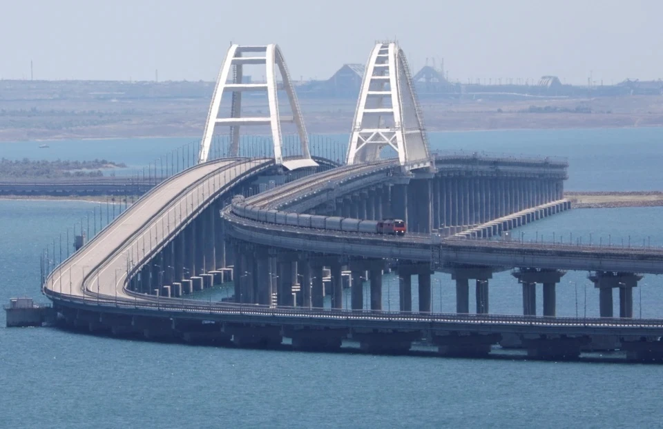 Перед Крымским мостом 85 машин стоят в очереди