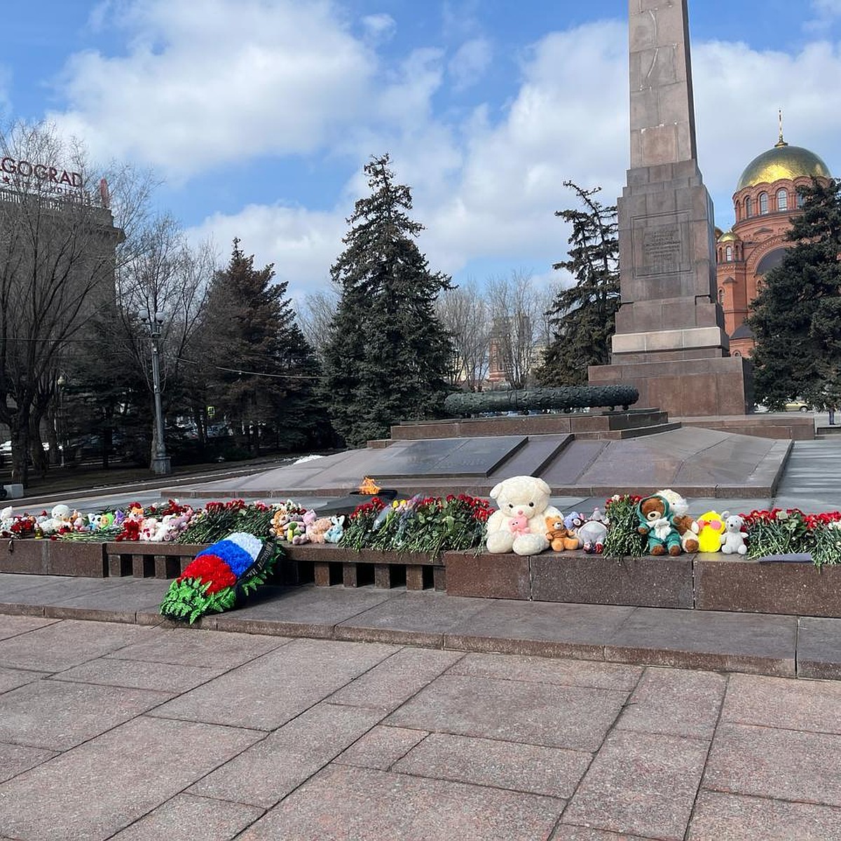 Волгоградцы продолжают нести цветы к мемориалу памяти жертв теракта в  «Крокусе» - KP.RU