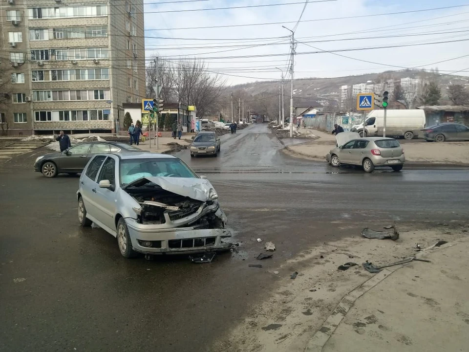 Фото: В центре Саратова столкнулись Volkswagen Polo и Renault Sandero