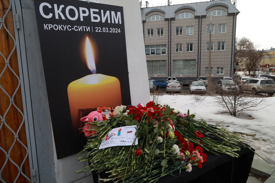 Жители Барнаула несут цветы и игрушки к стихийным мемориалам
