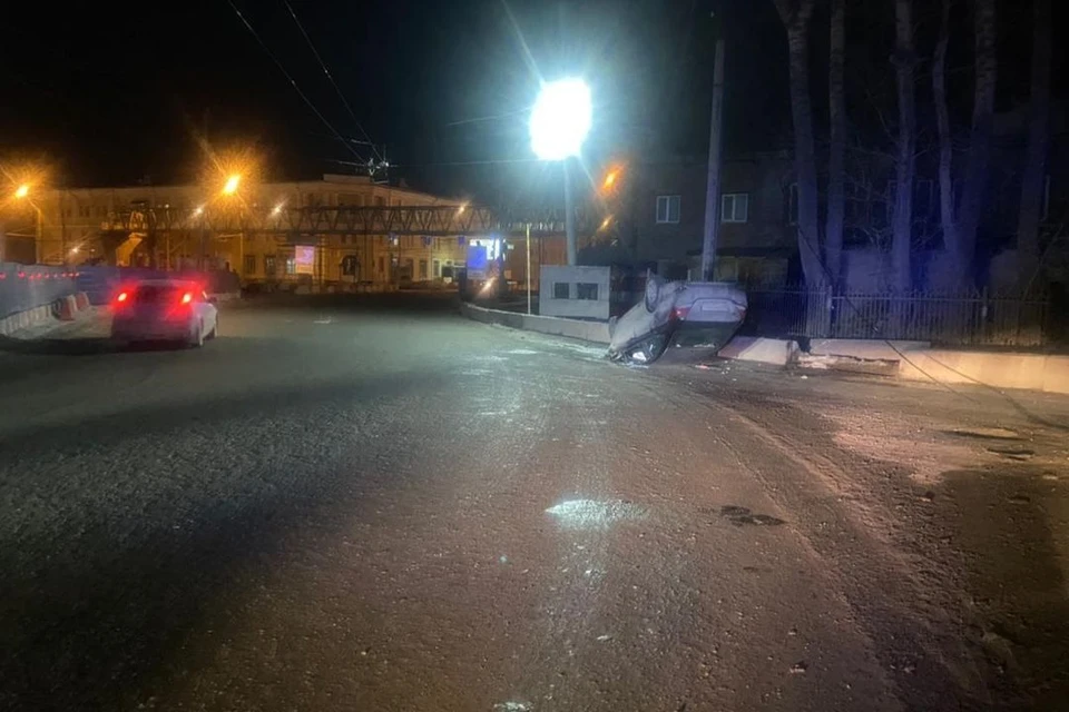 В Новосибирске 15-летний подросток на машине врезался в блок и перевернулся. Фото: Госавтоинспекция по Новосибирской области