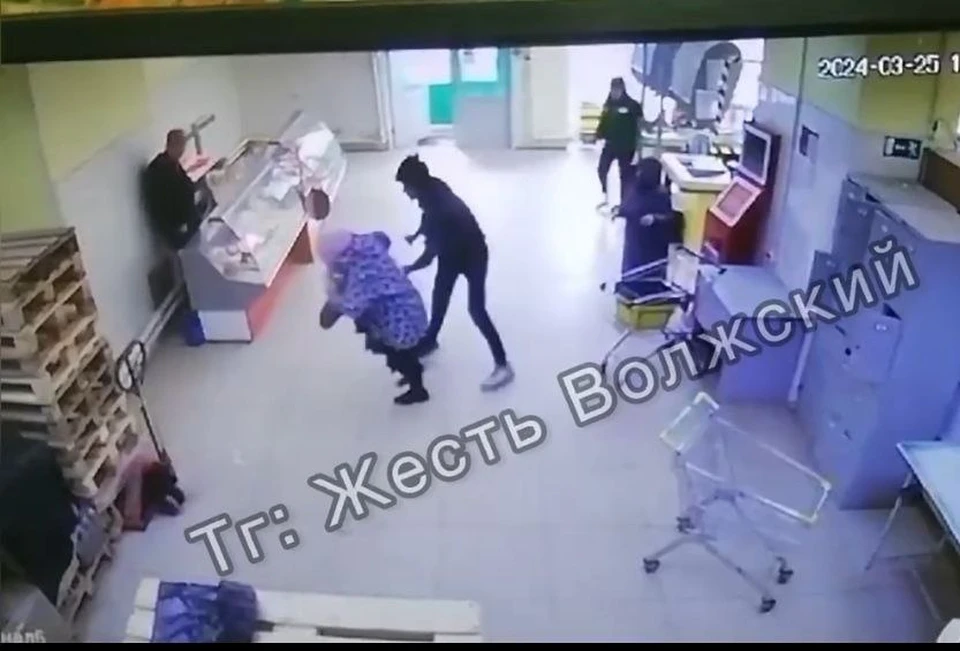 Мужчина избил продавщиц и бабушку в магазине. Фото: скрин с видео телеграм-канала Жесть Волжского.