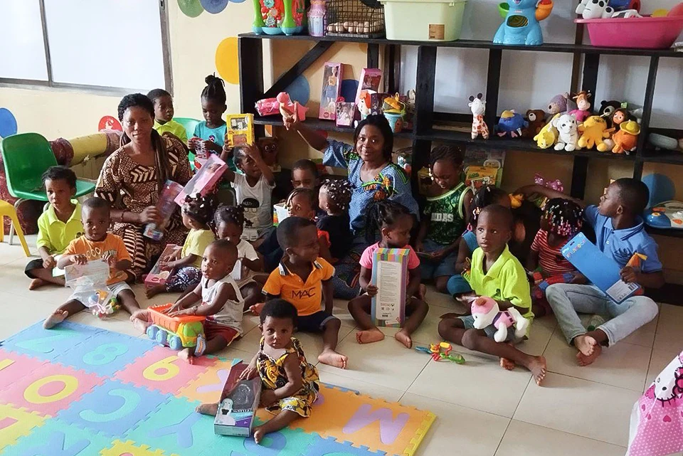 Игрушки, которые собрали жители Мурманской области для нуждающихся детей, привезли в африканскую страну Бенин. Фото: Правительство Мурманской области