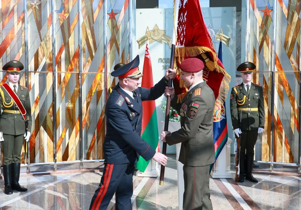 Вручение знамени. Фото: МВД Беларуси