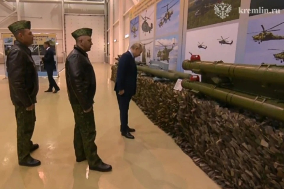 Президент рассматривает "Хризантему". Фото: kremlin.ru