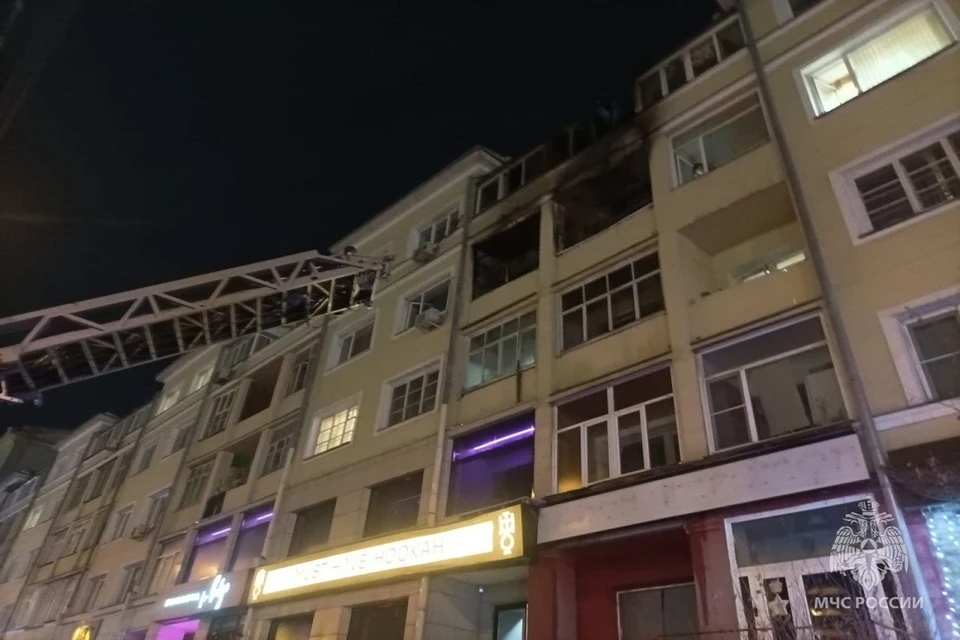 20 человек спаслись из горящей пятиэтажки на Димитрова в Новосибирске. Фото: ГУ МЧС НСО.