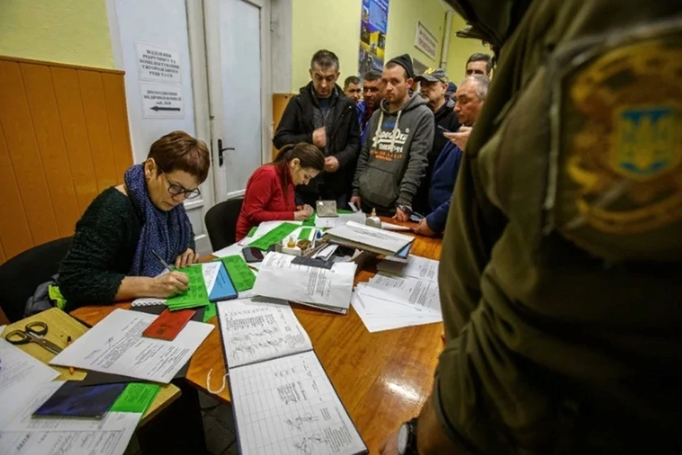 На Украине растет разрыв между гражданскими и военными