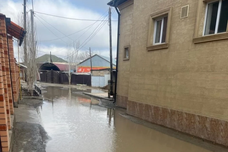 В Кызылорде горожане жалуются на грязь и талые воды.