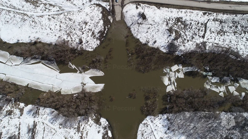 Вода в реке Большой Иргиз поднялась и подтопила мост в селе Мосты