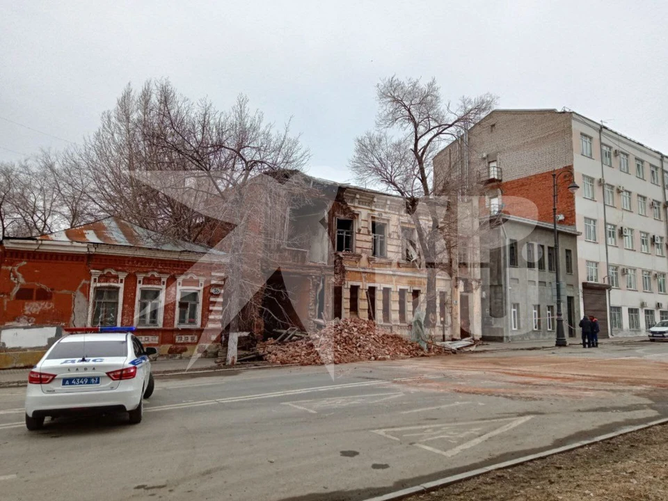 Фасад здания обрушился на улицу