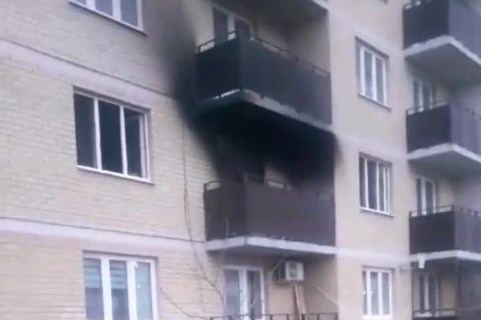 Огонь удалось потушить за 10 минут. Скриншот из видео, опубликованного пресс-службой МЧС по Ростовской области.