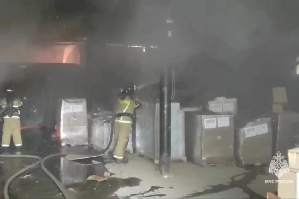 Площадь пожара достигла 800 кв метров. Скриншот из видео, опубликованного МЧС России по Ростовской области.