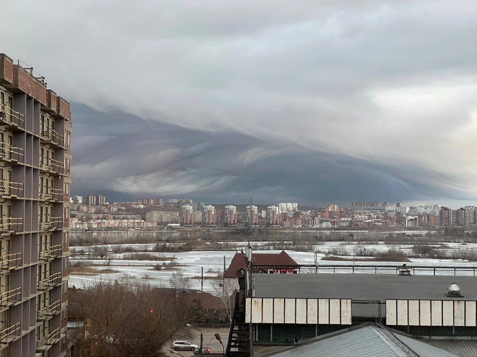 Необычные тучи увидели очевидцы в Иркутске утром 1 апреля. Фото:Артем Яковлев