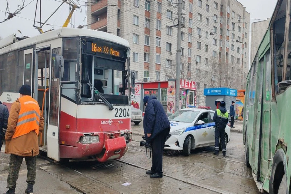 СК проводит проверку после ДТП с трамваем и троллейбусом в Новосибирске. Фото: ГИБДД по Новосибирску.