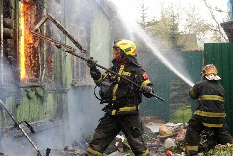 В Ростове-на-Дону 16 спасателей тушили частный дом в центре города